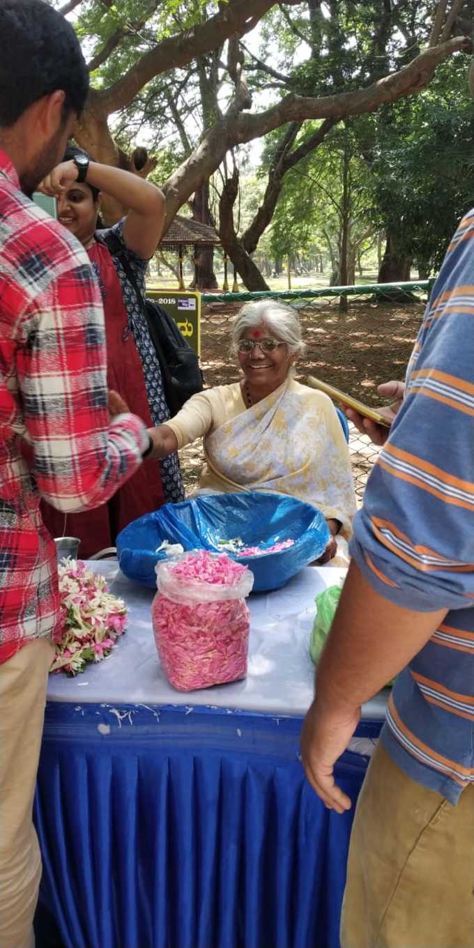 ಹೂ ಕಟ್ಟುವುದನ್ನು ತೋರಿಸುತ್ತಿರುವ ಅಜ್ಜಿ