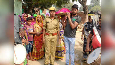 यूपी: पुलिस की वर्दी में पहुंची मजदूर की बेटी, झूम उठा पूरा गांव