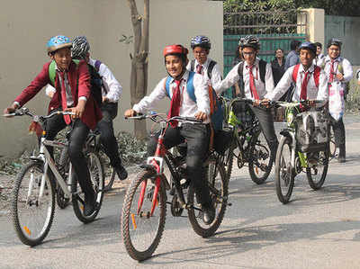 साइकल पर हेलमेट लगा निकलते हैं ये बच्चे, लोगों को ट्रैफिक नियमों के लिए करते हैं जागरूक
