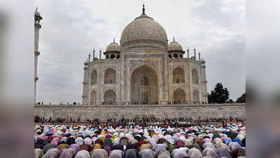 बैन को ठेंगा, ताजमहल परिसर में मुस्लिमों ने पढ़ी नमाज