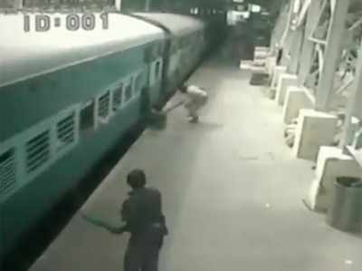VIDEO: चलती ट्रेन में चढ़ते वक्त फिसला यात्री, प्लैटफॉर्म पर तैनात पुलिसवाले ने बचाई जान