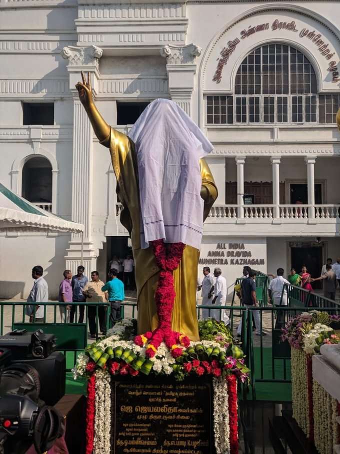 Jayalalithaa Statue in ADMK 1