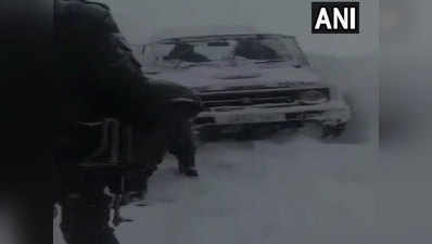 जम्मू-कश्मीर में भारी बर्फबारी, बर्फीले तूफान में फंसे पुलिस के जवान, घंटों मशक्कत के बाद निकले