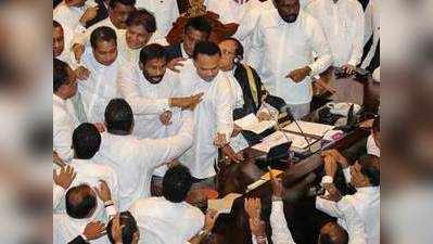 श्री लंका संसद में भारी हंगामा, राष्ट्रपति सिरिसेना और उनके समर्थकों ने स्पीकर को घेरा