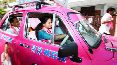 MP Kavitha: కారెక్కిన కవిత.. ఎమ్మెల్యే అభ్యర్థి కోసం స్వయంగా డ్రైవింగ్