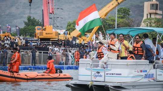 బెజవాడలో బోట్ రేస్‌ సందడి.. చిత్రమాలిక 