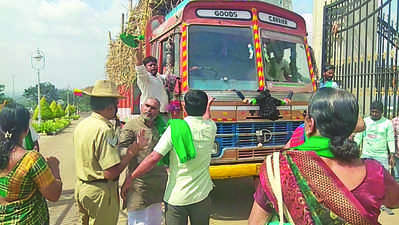 ಜ್ವಾಲೆಯಾದ ಕಬ್ಬಿನ  ಜಲ್ಲೆ: ಪ್ರತಿಭಟನೆ ತಾರಕಕ್ಕೆ