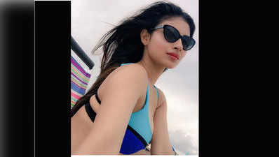 Mouni Roy Bikini Photo : देखें, टीवी की नागिन की बिकीनी में हॉट फोटो