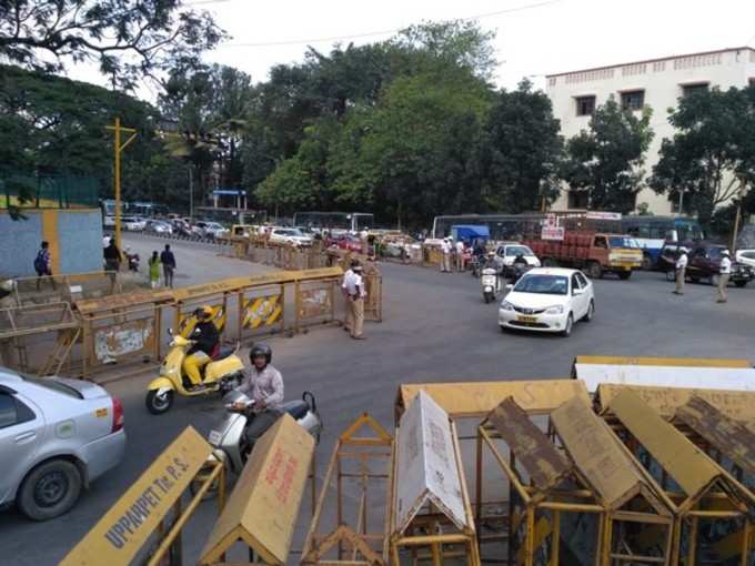 ವಿಧಾನಸೌಧಕ್ಕೆ ಮುತ್ತಿಗೆ ಹಾಕಲು ಯತ್ನಿಸಿದ ರೈತರನ್ನು ಫ್ರೀಡಂ ಪಾರ್ಕ್ ಬಳಿ ತಡೆದ ಪೊಲೀಸರು