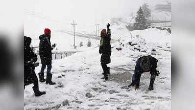 कश्मीर की वादियों में लें बर्फबारी और रोमांच का मजा