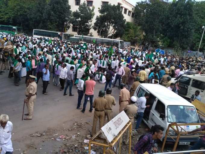 ವಿಧಾನಸೌಧಕ್ಕೆ ಮುತ್ತಿಗೆ ಹಾಕಲು ಯತ್ನಿಸಿದ ರೈತರನ್ನು ಫ್ರೀಡಂ ಪಾರ್ಕ್ ಬಳಿ ತಡೆದ ಪೊಲೀಸರು