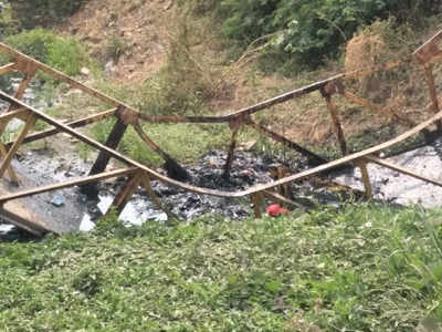 जळगाव: अंत्ययात्रेतील माणसांसह कोसळला लोखंडी पूल