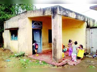 ಅಂಗನವಾಡಿ ಕಟ್ಟಡ ಶಿಥಿಲ; ಮಕ್ಕಳು, ಸಿಬ್ಬಂದಿಗೆ ಜೀವಭಯ