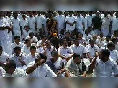 UDF Protest at Nilakkal: നിലയ്ക്കലില്‍ യുഡിഎഫ് നേതാക്കള്‍ പ്രതിഷേധിക്കുന്നു