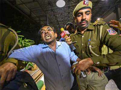 दिल्ली के सीएम अरविंद केजरीवाल पर मिर्ची पाउडर फेंका गया