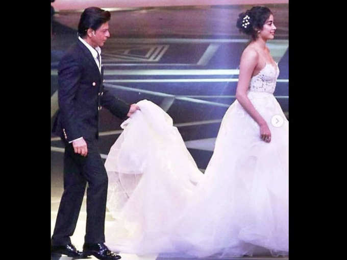 SRK ने कैरी की जाह्नवी कपूर की ड्रेस