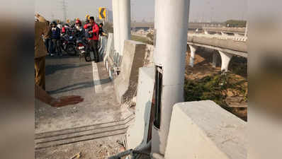 सिग्नेचर ब्रिज पर हादसाः टक्कर के बाद नीचे गिरे 2 बाइकसवार