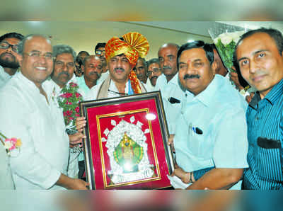 ರೈತರ ಪರವಾಗಿ ಡಿಕೆಶಿಗೆ ಸನ್ಮಾನ