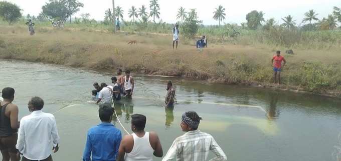 ನಾಲೆಯಲ್ಲಿ ಮುಳುಗಿರುವ ಬಸ್‌