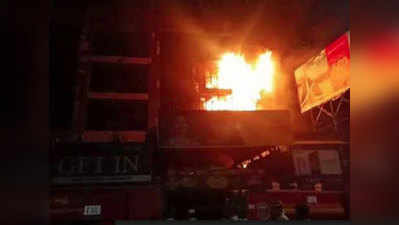 दिल्ली के भजनपुरा मार्केट की एक दुकान में लगी आग