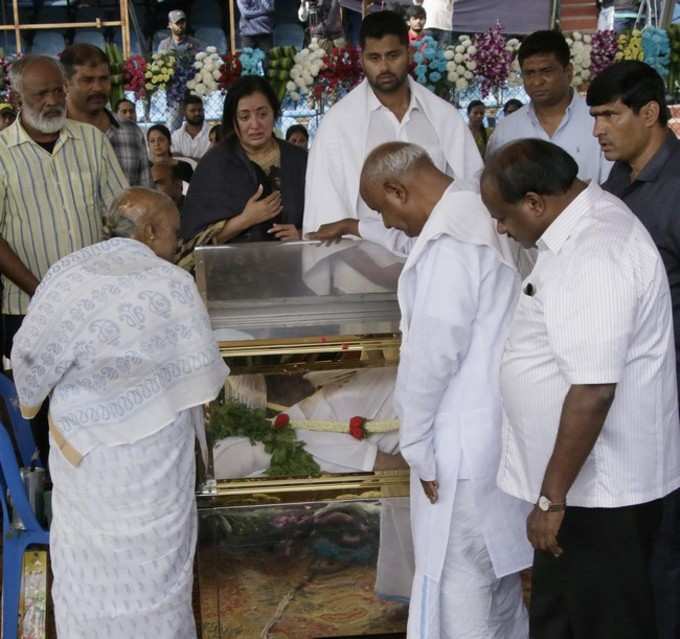 ಸಿಎಂ ಅಂತಿಮ ಗೌರವ