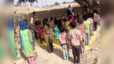 वाराणसीः ईंट-भट्ठों पर मजदूरी करने वाले 1000 बच्चों का स्कूल में करवाया दाखिला