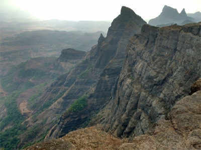 हरिश्चंद्रगडावर अडकलेल्या २० ट्रेकर्सची सुटका