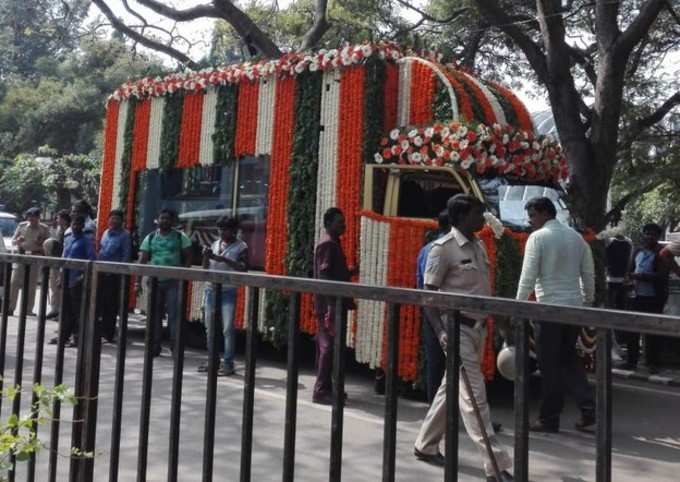 ಅಂಬಿ ಅಂತಿಮ ಯಾತ್ರೆಗೆ ಸಿದ್ಧಗೊಂಡಿರುವ ವಿಶೇಷ ವಾಹನ