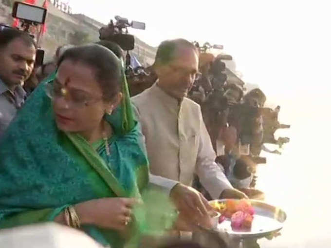 मध्य प्रदेश के मुख्यमंत्री शिवराज सिंह चौहान ने मतदान शुरू होने से पहले अपने परिवार के साथ नर्मदा नदी के तट पर की पूजा-अर्चना। राज्य में सभी सीटों के लिए आज मतदान हो रहा है।
