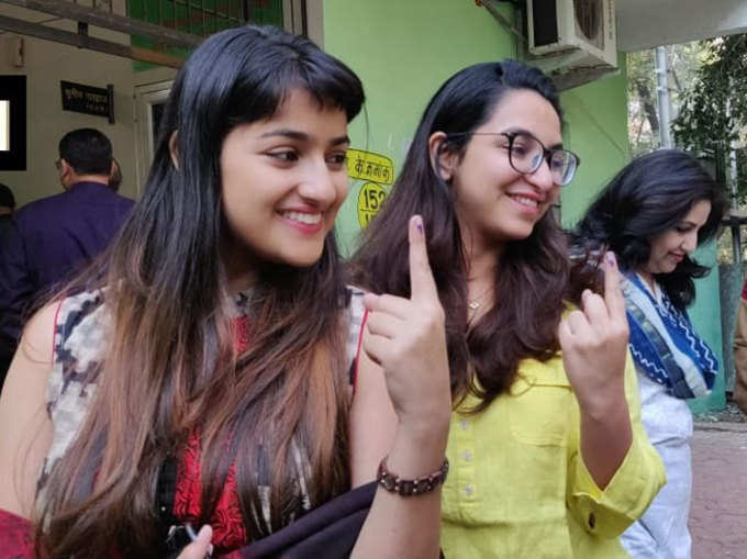 भोपाल में पहली बार मतदान करने के बाद उत्साहित युवा वोटर।