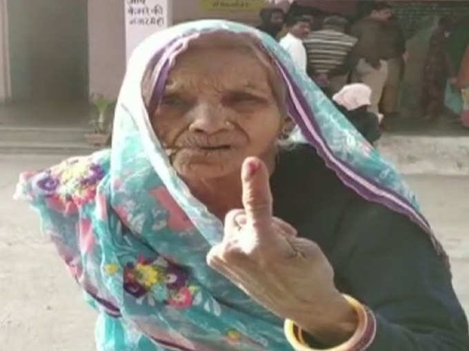 मध्य प्रदेश के अगर मालवा में 101 साल की बुजुर्ग महिला ने किया मतदान।