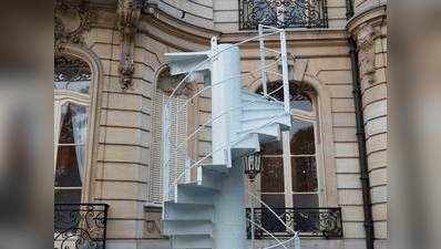 1,70,000 यूरो में बिकीं एफिल टावर की सीढ़ियां