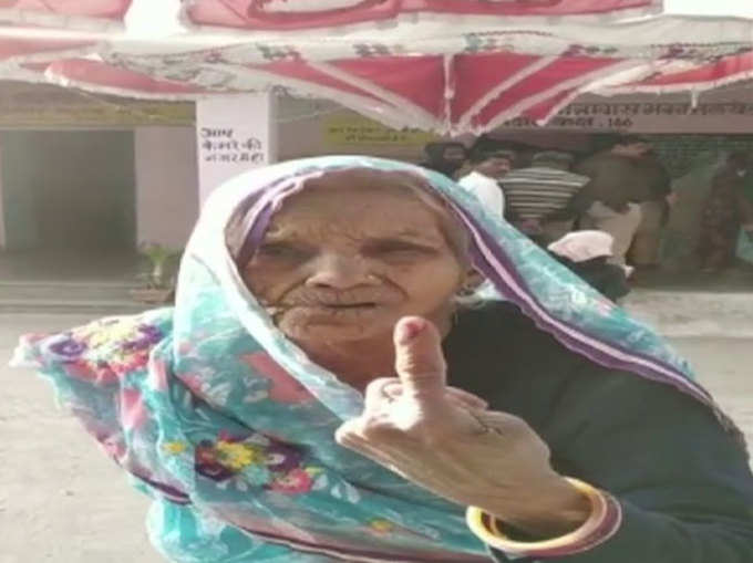 101 साल की बुजुर्ग महिला ने किया मतदान