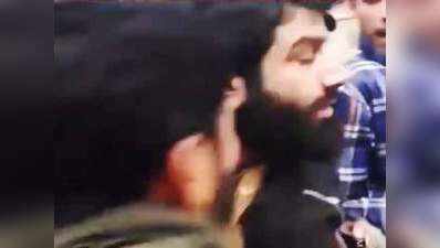 जम्मू-कश्मीर में आतंकवादी को स्थानीय युवकों द्वारा बचाने और भगाने का विडियो वायरल
