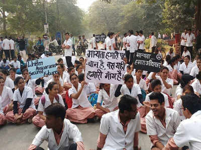 BHU प्रॉक्टर पर छात्राओं को पीटने और अभद्रता का आरोप, विडियो वायरल