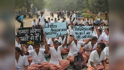 बीएचयू में बवाल: नर्सिंग डिग्री की मान्यता के लिए छात्र-छात्राओं का घंटों प्रदर्शन
