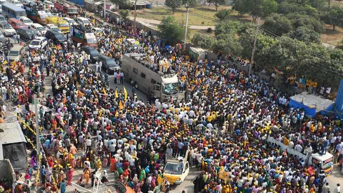 ‘ఉయ్ మిస్ యు బాబు’.. ఐటీ ఉద్యోగుల ప్లకార్డులు