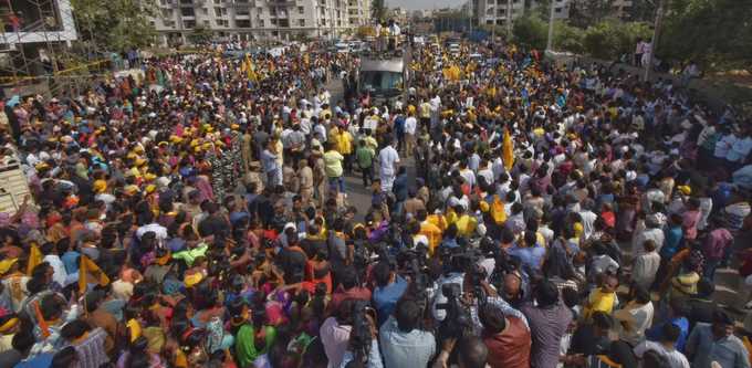 ‘ఉయ్ మిస్ యు బాబు’.. ఐటీ ఉద్యోగుల ప్లకార్డులు