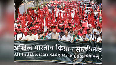 रामलीला मैदान से संसद की तरफ किसानों ने शुरू किया मार्च, समस्याओं का विशेष सत्र बुलाने की मांग