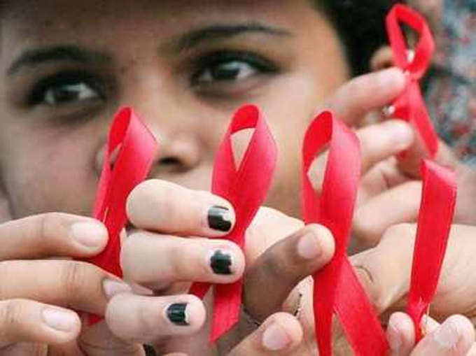 झूठ: HIV का पता लक्षणों से चलता है
