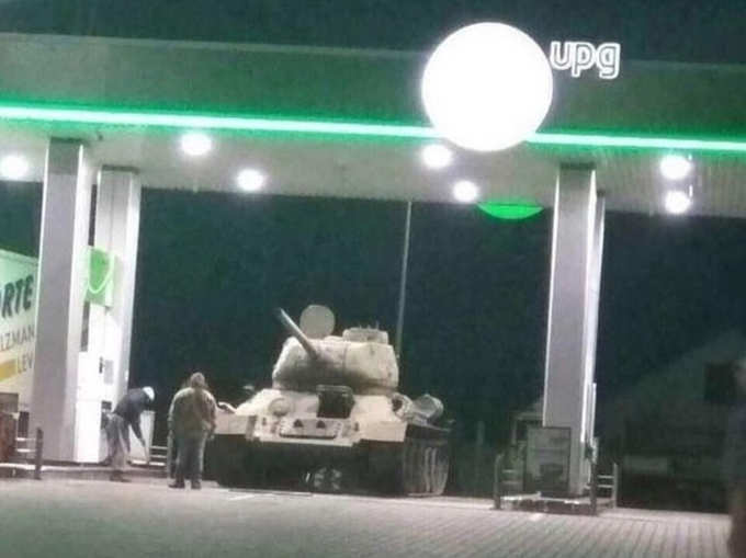 पेट्रोल टंकी पर टैंक देखा है कभी...