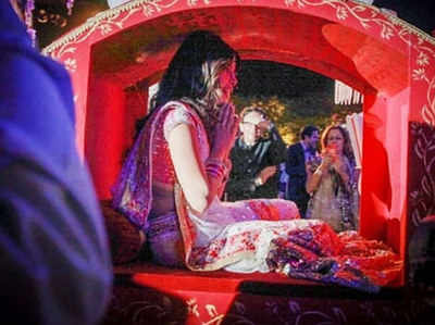 NickYanka Wedding: देखें, जब डोली में दिखीं प्रियंका चोपड़ा