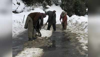कश्मीर घाटी में लगातार बढ़ रही है ठंड, शून्य से नीचे पहुंचा तापमान