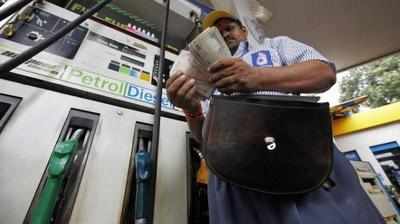 Petrol Price: தொடர்ந்து குறையும் பெட்ரோல், டீசல் விலை!