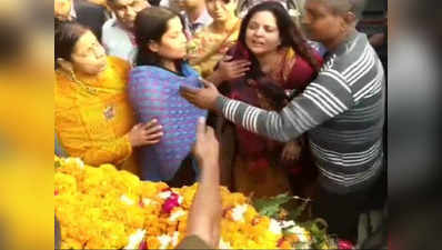 बुलंदशहर हिंसा: इंस्पेक्टर सुबोध सिंह की पत्नी ने कहा- पति को मिलती थी हत्या की धमकी