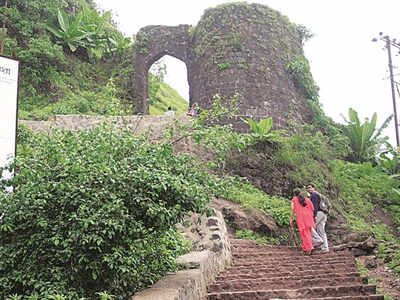 ब्रिटिशांनी विकल्या होत्या सिंहगडावरील इमारती