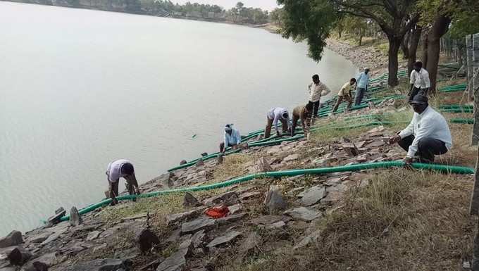 ಕೆರೆ ಖಾಲಿ ಮಾಡುತ್ತಿರುವ ಗ್ರಾಮಸ್ಥರು