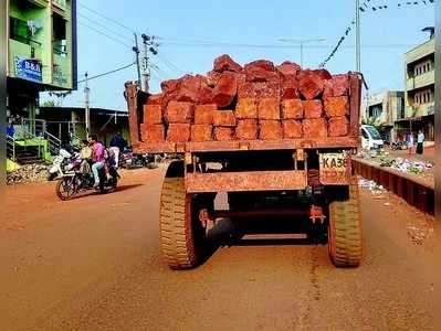 ಕೃಷಿ ಪರವಾನಗಿ ಟ್ರ್ಯಾಕ್ಟರ್‌ಗಳಲ್ಲಿ ಕಲ್ಲು ಸಾಗಣೆ