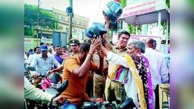 ಉಚಿತ ಹೆಲ್ಮೆಟ್‌ ಕೊಟ್ಟು, ಬುದ್ಧಿ ಹೇಳುವ ಹೋಟೆಲ್‌ ರಾಮಣ್ಣ