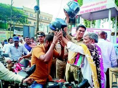 ಉಚಿತ ಹೆಲ್ಮೆಟ್‌ ಕೊಟ್ಟು, ಬುದ್ಧಿ ಹೇಳುವ ಹೋಟೆಲ್‌ ರಾಮಣ್ಣ